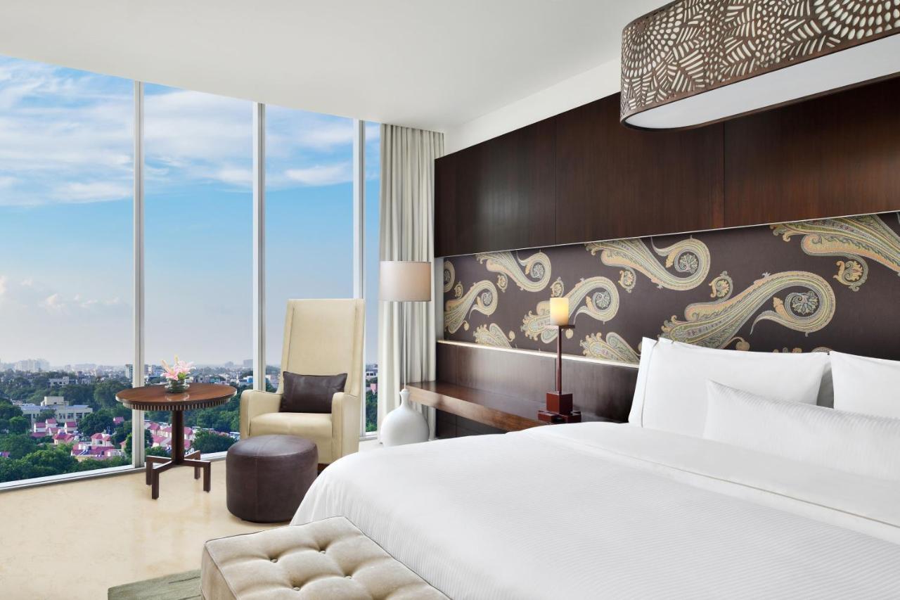 Royal One-Bedroom Suite with Club Lounge Access